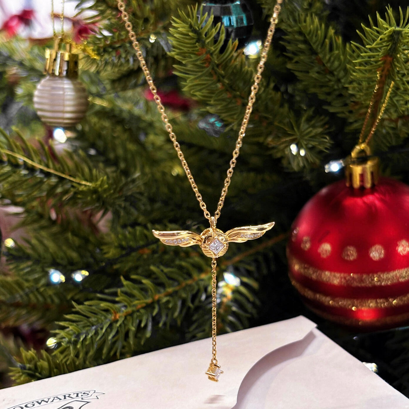Złoty naszyjnik lariat z błyszczącymi skrzydłami