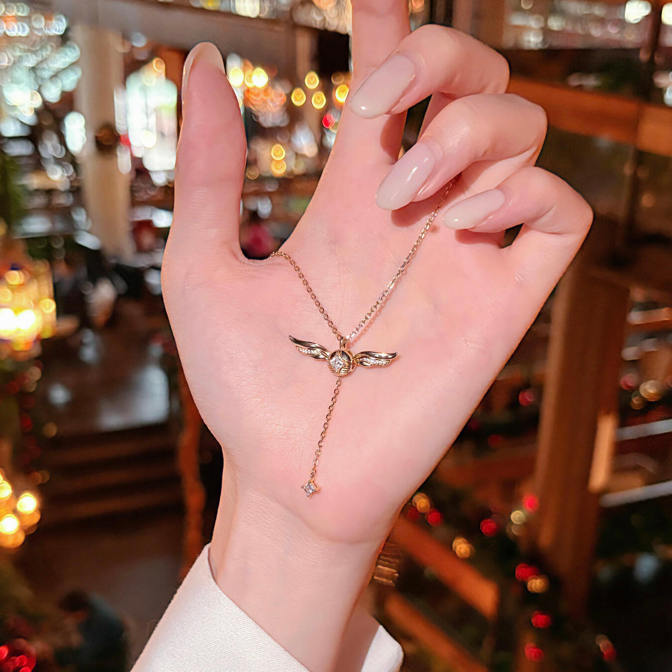 Złoty naszyjnik lariat z błyszczącymi skrzydłami