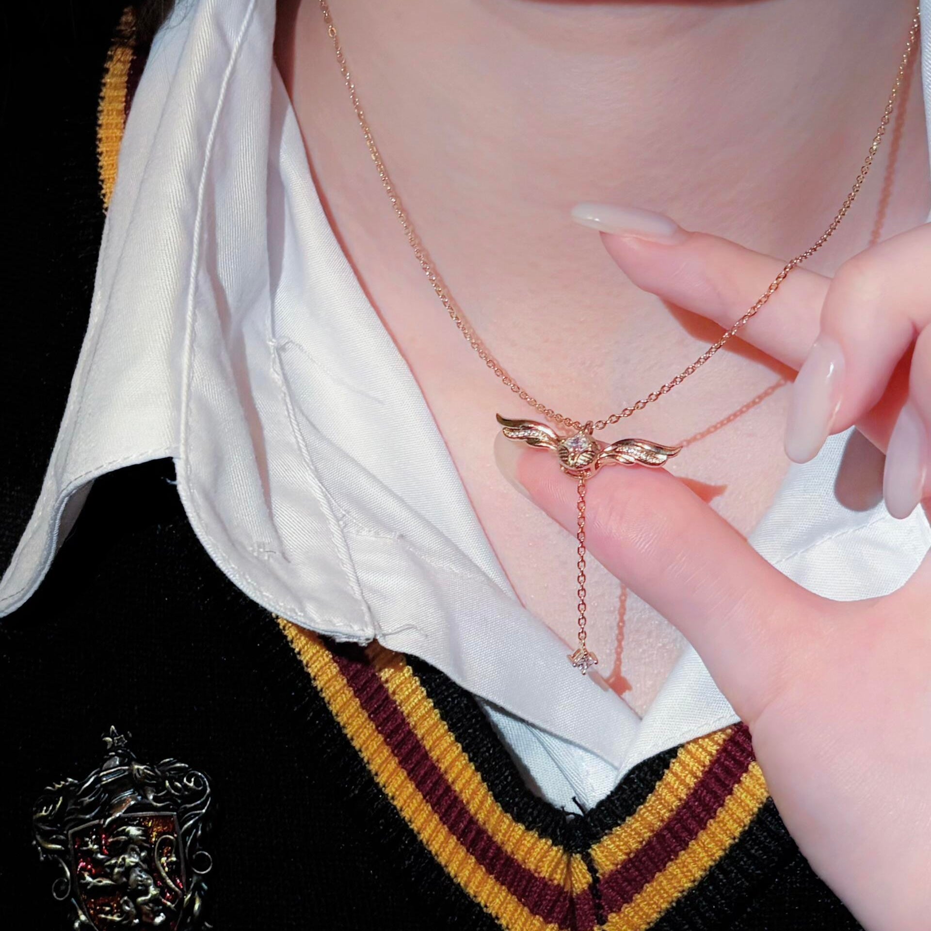 Złoty naszyjnik lariat z błyszczącymi skrzydłami