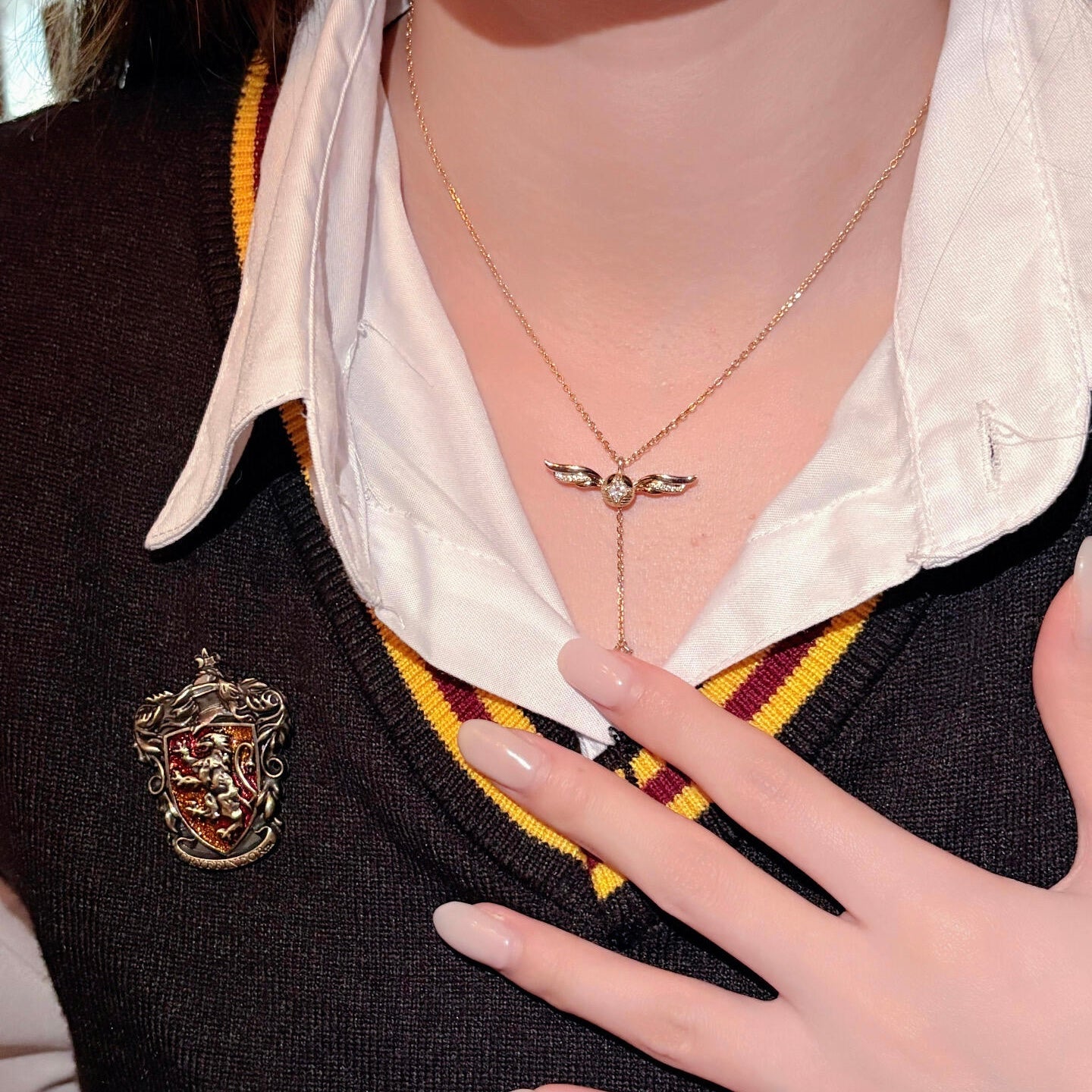 Złoty naszyjnik lariat z błyszczącymi skrzydłami