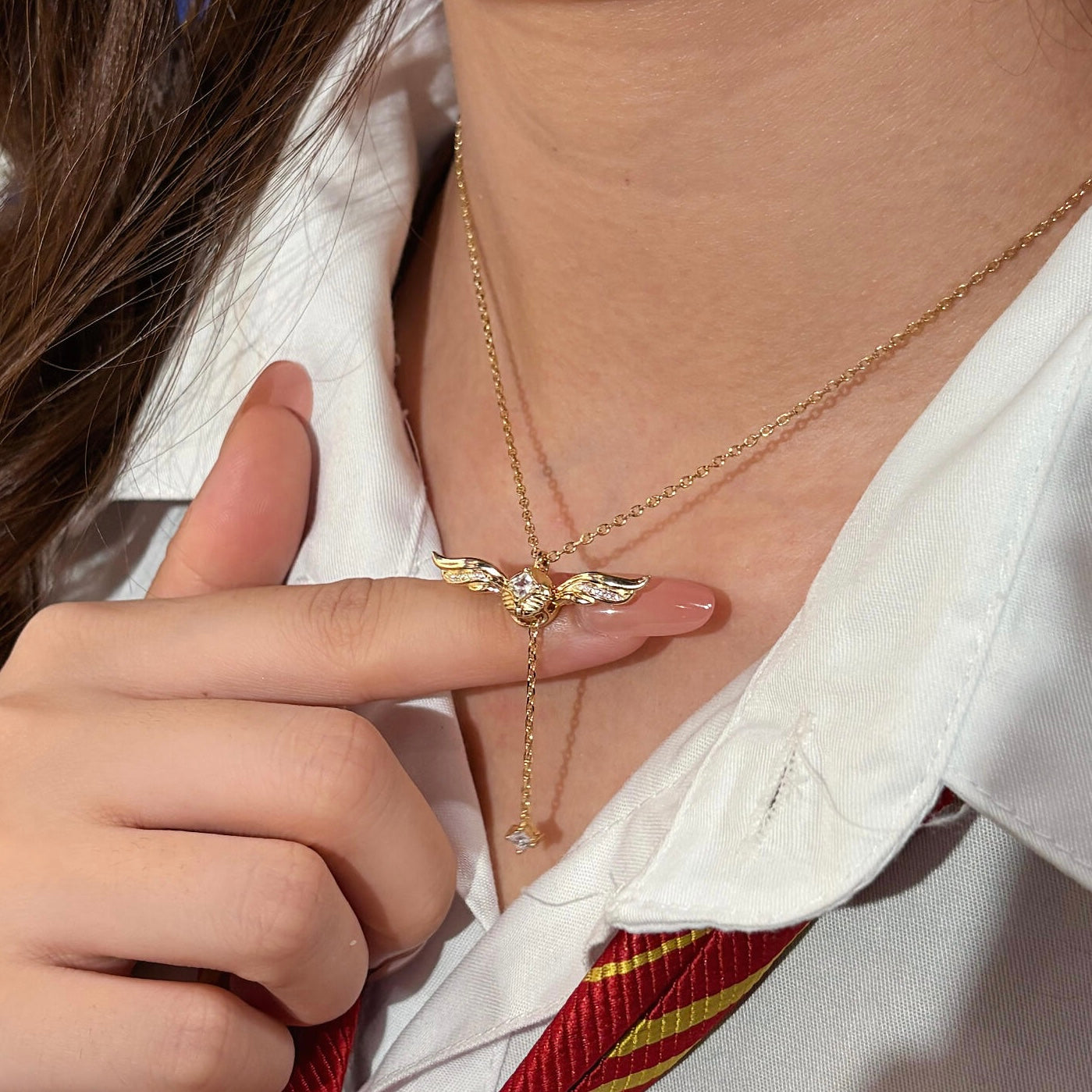 Złoty naszyjnik lariat z błyszczącymi skrzydłami