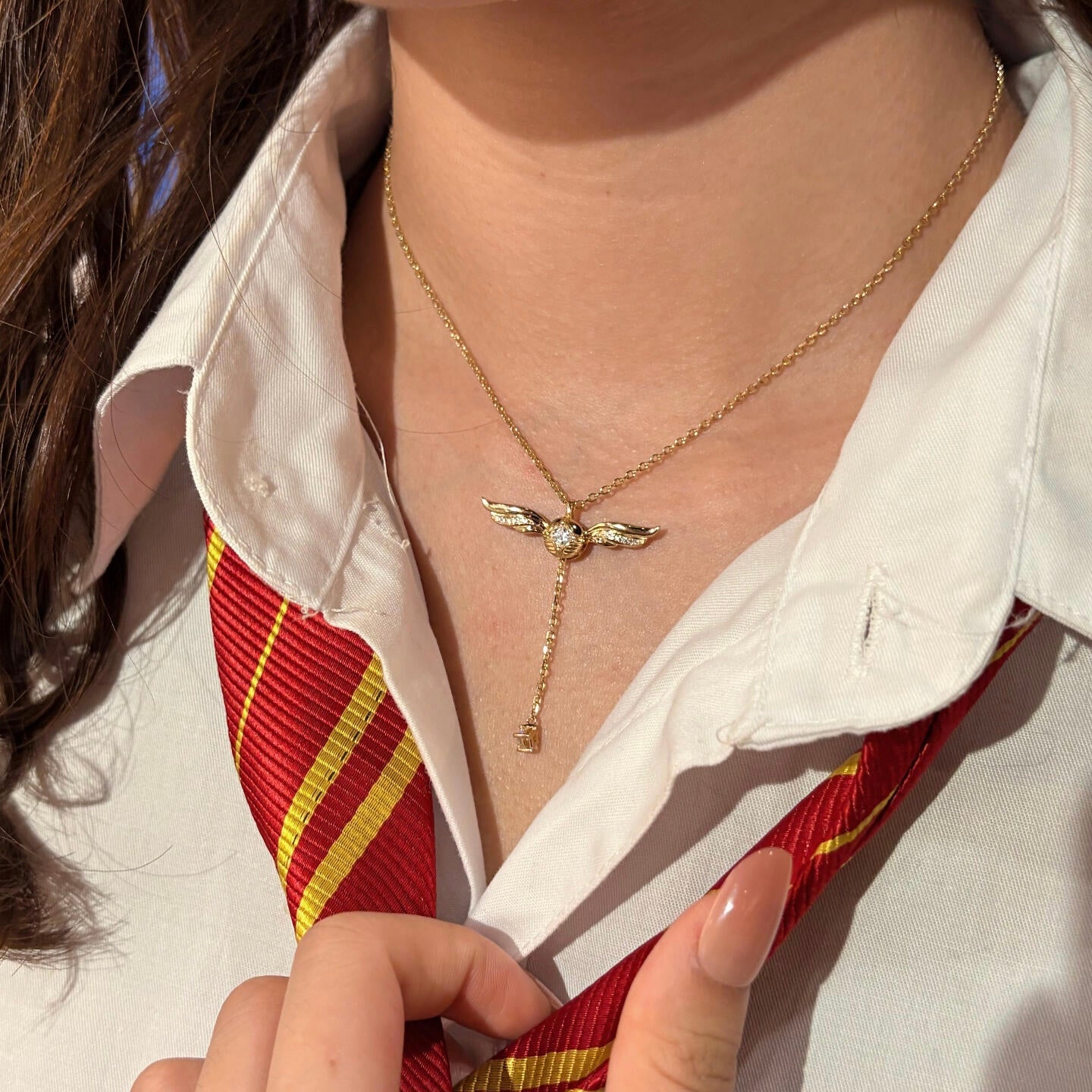 Złoty naszyjnik lariat z błyszczącymi skrzydłami