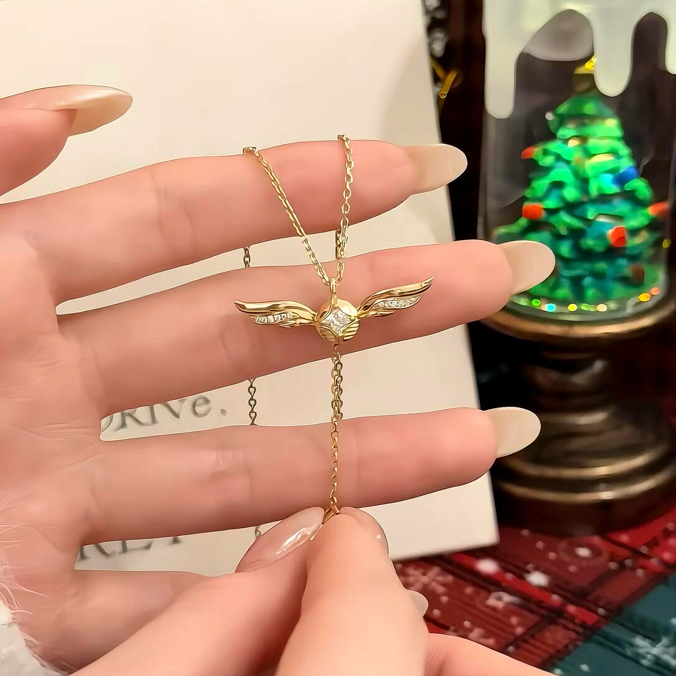 Złoty naszyjnik lariat z błyszczącymi skrzydłami