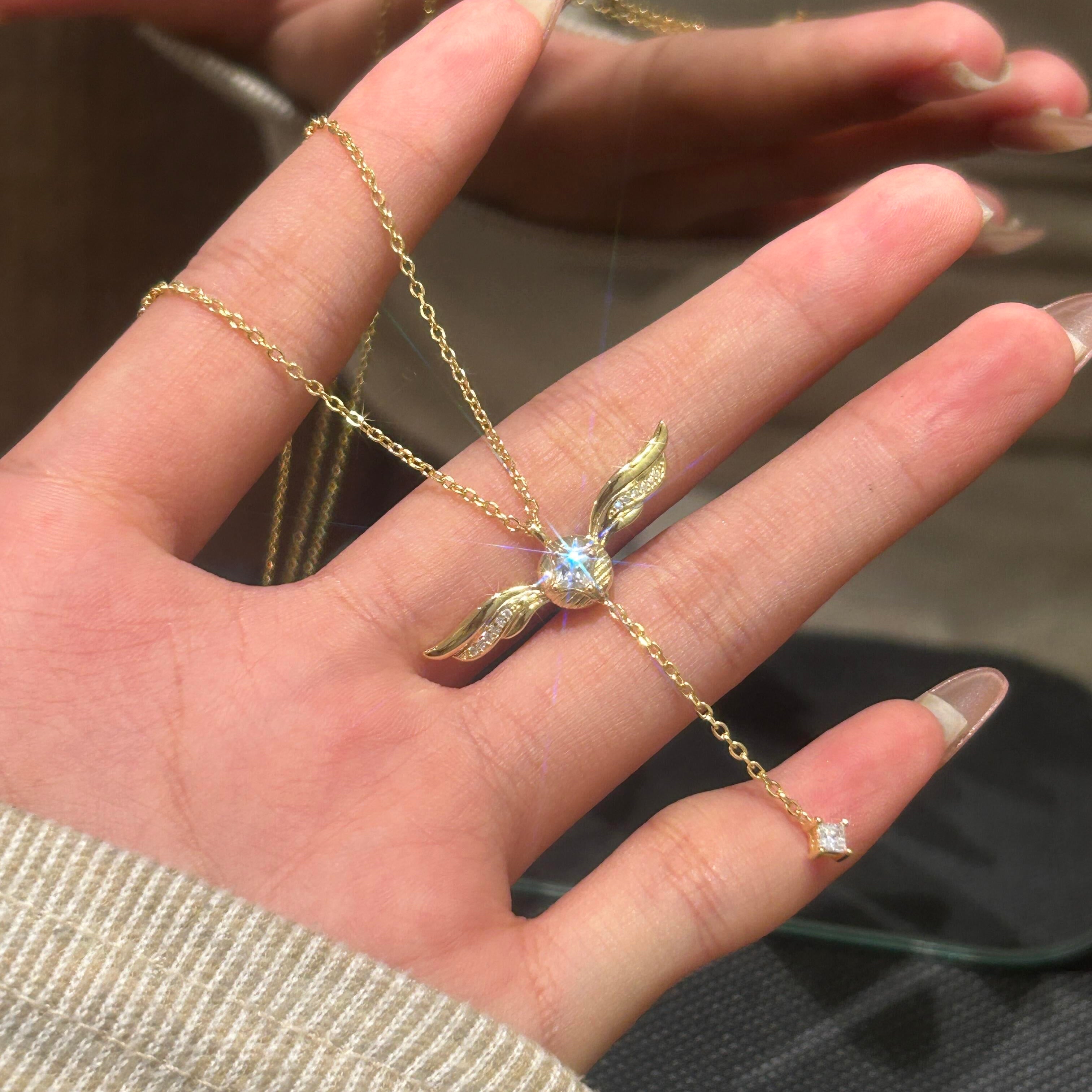 Złoty naszyjnik lariat z błyszczącymi skrzydłami