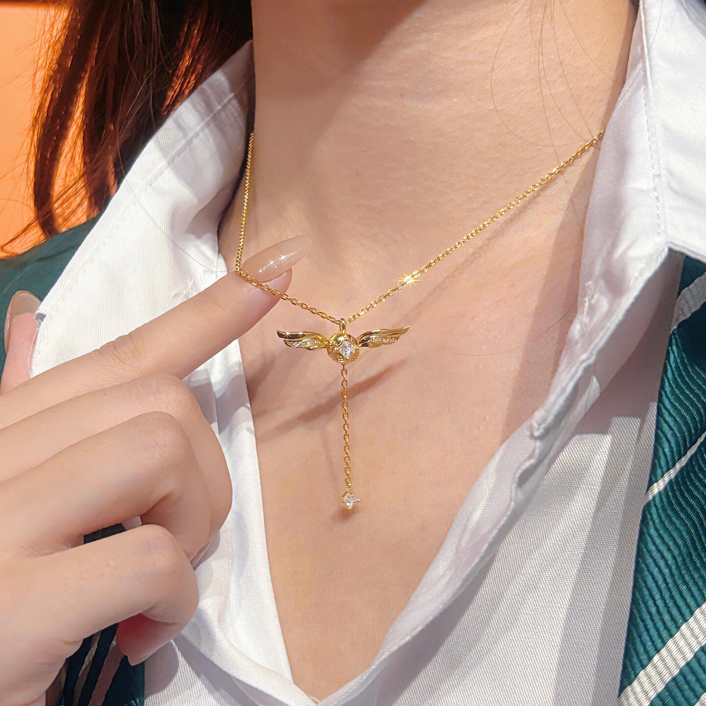 Złoty naszyjnik lariat z błyszczącymi skrzydłami